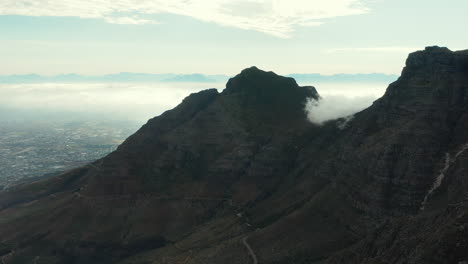 Escarpado-Paisaje-Montañoso-Del-Pico-Del-Diablo-En-La-Montaña-De-La-Mesa-En-Ciudad-Del-Cabo,-Sudáfrica