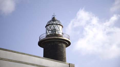 Leuchtturm,-Der-Gegen-Den-Klaren-Blauen-Himmel-Auf-Den-Kanarischen-Inseln-Spaniens-Steht