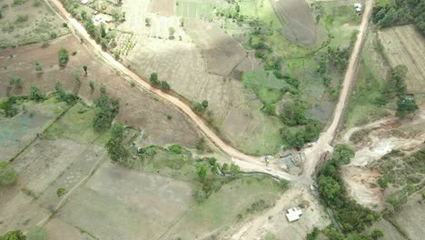 Vuelo-De-Drones-Inclinados-Del-Mercado-Local-Ocupado-En-La-Aldea-Tribal-De-Kapenguria,-Comunidad-Rural-Tradicional-En-Kenia-África