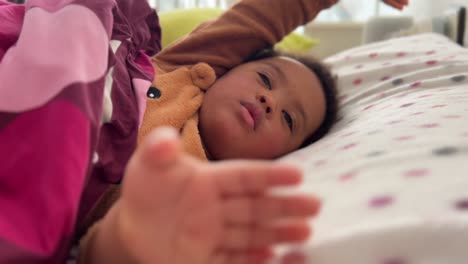Bebé-Afroeuropeo-De-Dos-Años-Despertando-En-Su-Cama-Usando-Un-Pijama-De-Invierno