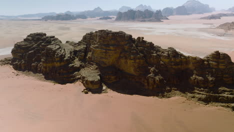 Luftaufnahme-Von-Bergketten-In-Der-Roten-Sandwüste-Von-Wadi-Rum-In-Jordanien