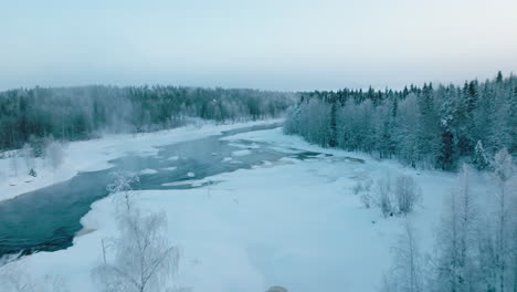 Bosque-Cubierto-De-Nieve-Con-El-Río-Vikakongas-En-Un-Invierno-Brumoso-En-Finlandia