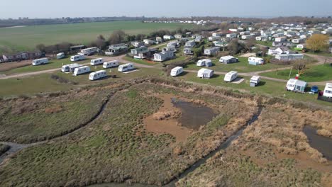 Point-Clear-St-Osyths-Caravan-Mobile-Home-Site-Essex-Reino-Unido-Imágenes-De-Drones