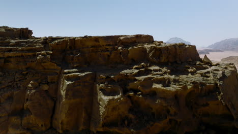 Volando-Hacia-Las-Montañas-De-Rocas-De-Granito-Del-Desierto-De-Wadi-Rum-En-Jordania