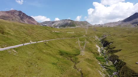 Stilfserjoch-In-Südtirol,-Italien---Luftdrohnenansicht-Der-Berühmten-Straße-Und-Der-Giro-D&#39;-Italia-Radrunde