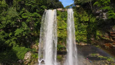 Aéreo:-Cascada-Tropical-Que-Cae-Sobre-El-Cañón-En-La-Selva-Tropical,-Tiro-Ascendente-De-4k,-Misol-ha,-Chiapas