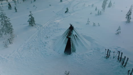 Eine-Hütte-Bedeckt-Mit-Dickem-Schnee-In-Rovaniemi,-Lappland-Finnland---Luftaufnahme
