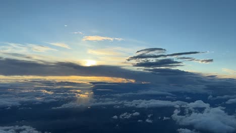 Schöner-Sonnenuntergang-Aus-Einem-Cockpit-Mit-Einigen-Winterwolken-Und-Schönen-Farben