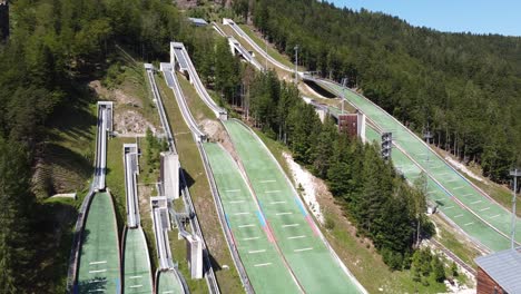 Centro-Nórdico-De-Planica-En-Planica,-Eslovenia---Vista-Aérea-De-Drones-De-Colinas-De-Salto-De-Esquí-Donde-Los-Atletas-Entrenan-Para-Deportes-De-Invierno-Y-Juegos-Olímpicos
