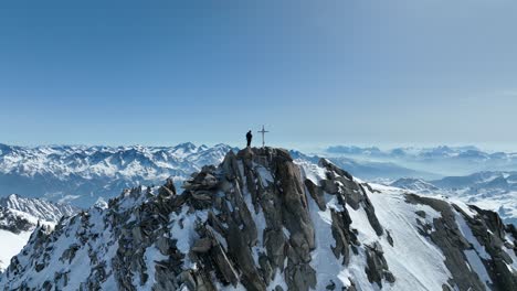 Eine-Person,-Die-An-Einem-Sonnigen-Wintertag-Auf-Einem-Gipfel-In-Den-Alpen-Steht