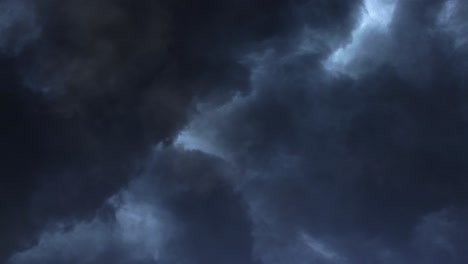 Gewitter,-Dunkle-Dicke-Wolken-Und-Blitze