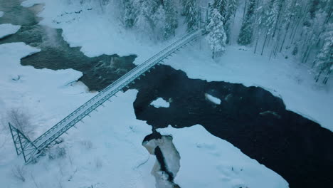 Stahlbrücke-über-Den-Fluss-Vikakongas-Mit-Schnee-Und-Eis-Im-Winter-In-Finnland