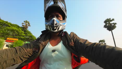 Indischer-Radfahrer-Mit-Jacke,-Der-Motorrad-Auf-Indischem-Straßensporthelm-Fährt