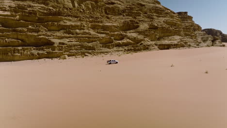 Camioneta-4x4-Conduciendo-En-El-Desierto-Hacia-Wadi-Rum-En-Jordania
