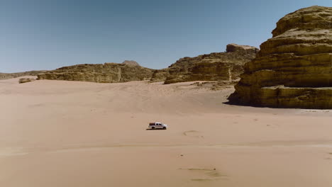 Camioneta-4x4-Conduciendo-En-El-Desierto-Para-Un-Recorrido-Turístico-En-Wadi-Rum,-Jordania