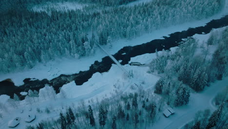 Fliegen-Sie-über-Den-Winterwald-Und-Die-Flusslandschaft-In-Vikakongas-Finnland---Luftaufnahme