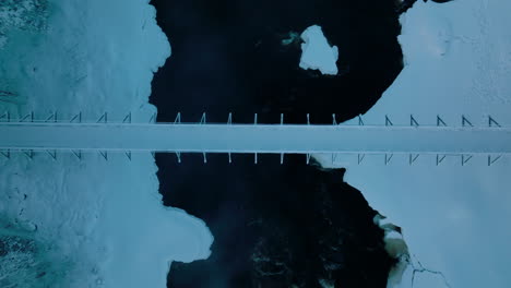Stahlbrücke-Im-Winter-Mit-Schnee-über-Den-Vikakongas-Fluss-Bedeckt
