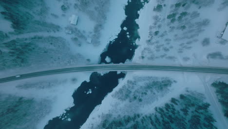 Blick-Von-Oben-Auf-Eine-Brücke-über-Die-Winterlandschaft-In-Vikaköngäs,-Lappi,-Finnland