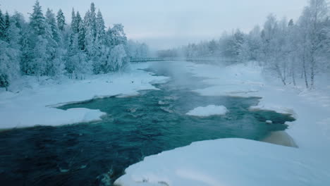Fliegen-Durch-Den-Fluss-Bei-Kaltem-Wetter-Im-Winter-In-Vikaköngäs,-Lappi,-Finnland