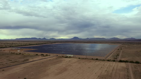 Solarpark-In-Der-Nähe-Von-Gila-Bend,-Arizona,-4K-Drohne-Weitschuss