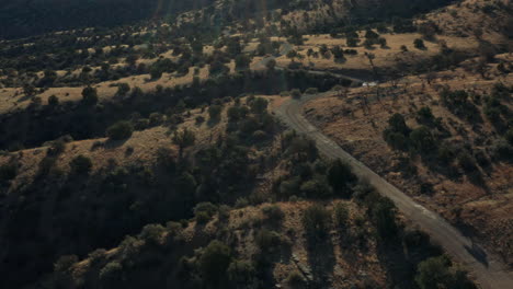 Carretera-De-Servicio-Forestal-Remoto-Que-Da-Vueltas-Aéreas-En-El-Desierto-De-Nuevo-México,-4k