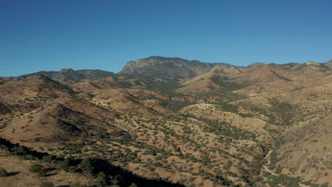 Breite-Luftbewegung-über-Trockener-Berglandschaft-In-New-Mexico,-4k