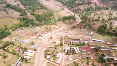 Vuelo-De-Drones-Inclinados-Del-Mercado-Local-Ocupado-En-La-Aldea-Tribal-De-Kapenguria,-Comunidad-Rural-Tradicional-En-Kenia-África