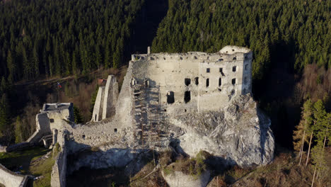 Antiguo-E-Histórico-Castillo-De-Likava,-Castillo-De-Guardia-De-Ruinas-Bien-Conservado-En-Lipov,-Eslovaquia