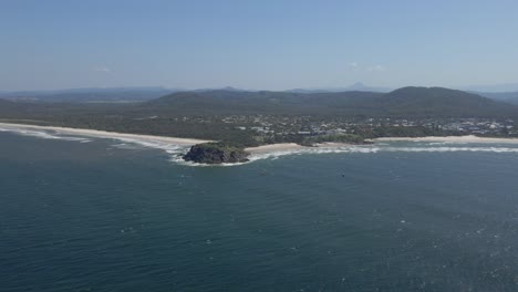 Grandioser-Landblick-Und-Ruhiges-Blaues-Wasser-Von-Cabarita-Beach-Im-Nordosten-Von-New-South-Wales,-Australien
