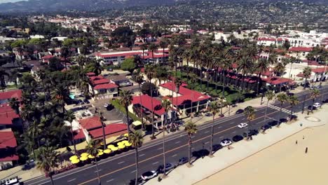 Eine-Annäherung-An-Hotels,-Die-Sich-An-Einer-Belebten-Straße-In-Kalifornien-Befinden