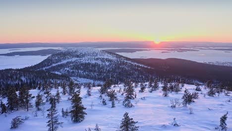 Romantischer-Sonnenuntergang-über-Schneebedeckten-Hügeln-Und-Tälern-Der-Skandinavischen-Region