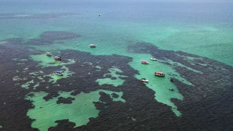 Vista-Aérea-Del-Arrecife-De-Piscinas-Naturales-Con-Barcos-Turísticos