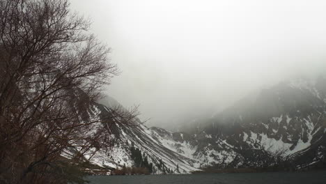 Malerische-Landschaft-Natürliche-Ansicht-Des-Sträflingssees-Sierra-Nevada-Berge-Kalifornien,-Wintertrekking-Wandern