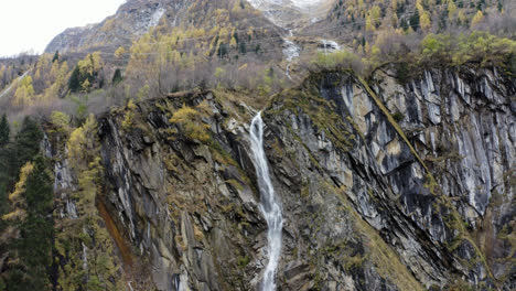 Atemberaubender-Wasserfall,-Der-Die-Berge-In-Den-österreichischen-Alpen-Hinunterstürzt