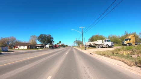 Pov-Mientras-Conduce-Por-Una-Carretera-De-Cuatro-Carriles-A-Través-Del-Valle-Del-Río-Grande-En-Texas-En-Un-Día-Nublado