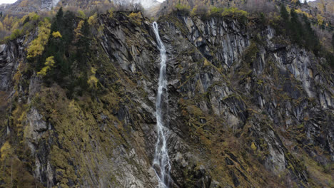 Impresionantes-Paisajes-De-Arroyos-Que-Fluyen-Desde-Montañas-Escarpadas-Y-Escarpadas-Cerca-De-Kaprun,-Austria