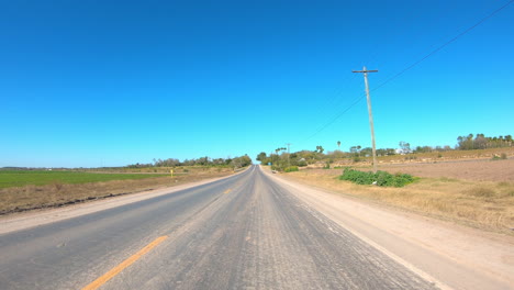 Pov-Mientras-Conduce-Por-Campos-Y-Casas-En-Una-Carretera-Rural-En-El-Gran-Valle-Del-Río-En-El-Sur-De-Texas-En-Un-Soleado-Día-De-Invierno