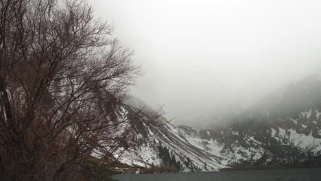 Winterlandschaft-Mit-Schneebedeckten-Bergtalen-In-Convict-Lake-Mono-County,-Kalifornien,-Vereinigte-Staaten,-Sierra-Nevada-Berge