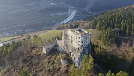 Luftaufnahme-Der-Burg-Likava-An-Einem-Sonnigen-Tag-In-Liptov,-Slowakei