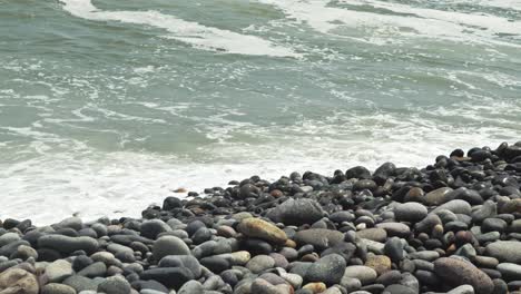 Rounded-rock-beach-Costa-Verde-Lima,-Peru-4k