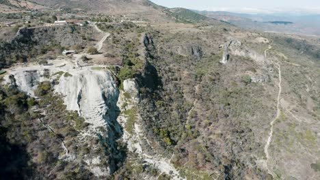 Luftaufnahme-Von-Hierve-El-Agua,-Satz-Natürlicher-Travertin-felsformationen-In-San-Lorenzo-Albarradas,-Oaxaca