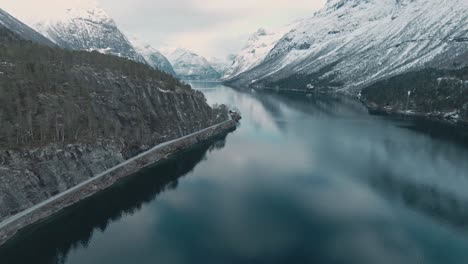 Majestuoso-Paisaje-Nórdico-Con-Picos-Montañosos-Cubiertos-De-Nieve-En-Noruega,-Vista-Aérea