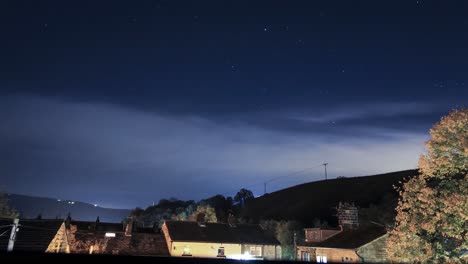 Nubes-Estrellas-Y-Campo,-Noche-Pasando-En-El-Pequeño-Pueblo-De-Todmorden