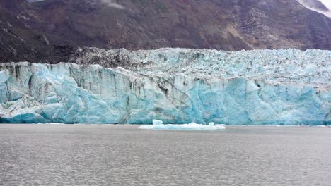 Pared-De-Hielo-Agrietada-Y-Un-Lago-Glacial-En-Un-Glaciar-Azul-En-La-Soleada-Alaska---Vista-Panorámica