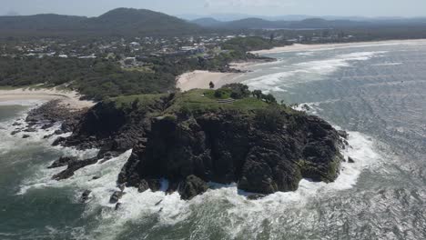 Natural-Land-Scenery,-Tranquil-Coastline-And-Rocky-Shore-Of-Cabarita-Beach-In-Northeastern-New-South-Wales,-Australia