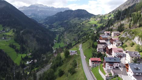 Luftdrohnenansicht-Eines-Bergdorfes-Im-Trentino,-Südtirol,-Dolomiten,-Italien