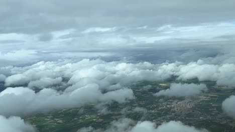 Cockpitansicht-Fliegen-Zwischen-Wolkenschichten-Nähert-Sich-Dem-Flughafen-Palma-De-Mallorca