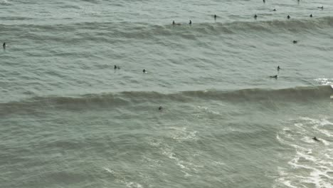 Zeitraffer-Costa-Verde-Surfer-Im-Pazifischen-Ozean-4k