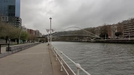 Zubizuri-Brücke-In-Der-Stadt-Bilbao