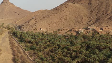 Marokkanisches-Dorf,-Umgeben-Von-Palmen-Und-Felsigen-Bergen,-Draa-tal